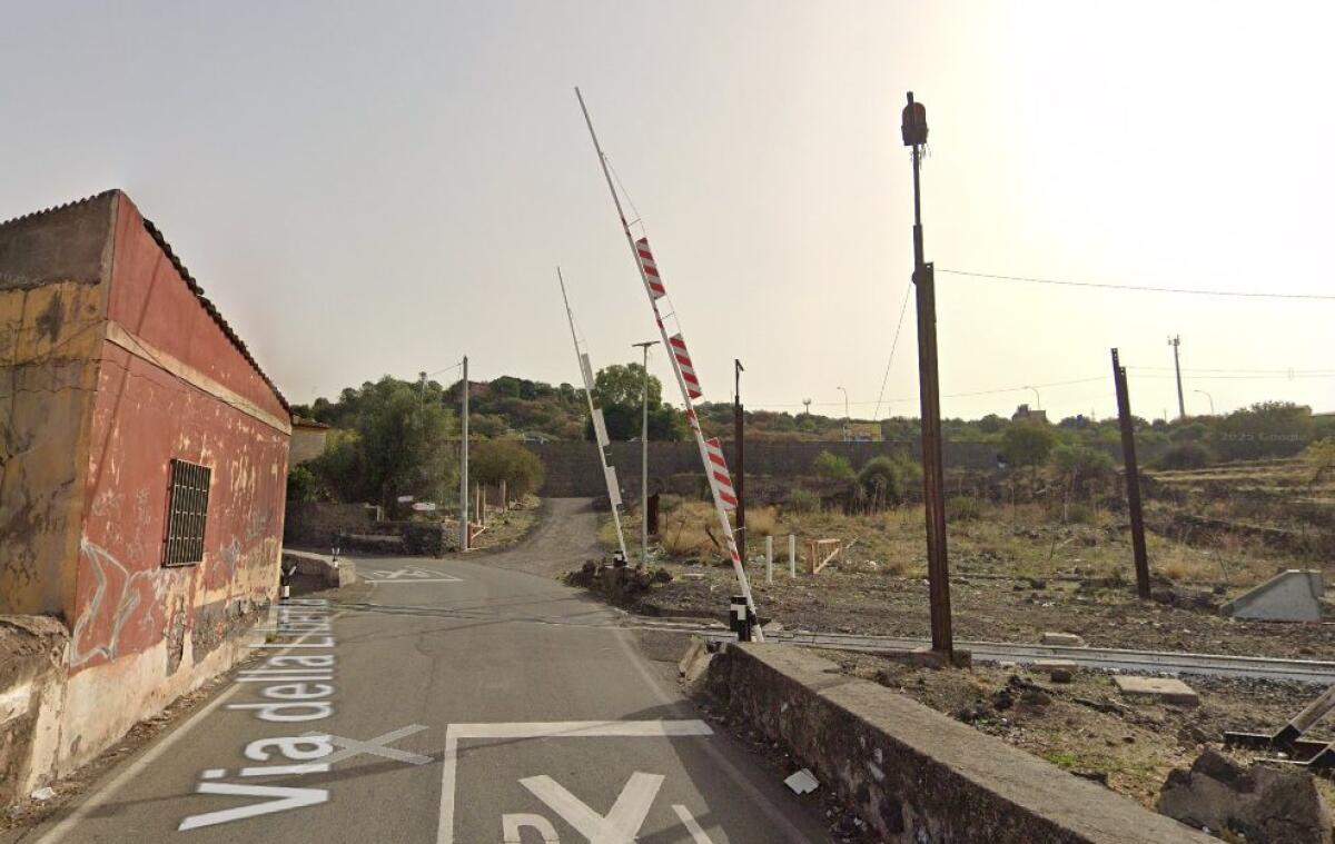 PATERNÒ. Via Libertà, segnalazione di una lettrice: “Le sbarre si abbassano senza preavviso” – Madre con figli rischia l’incidente - 