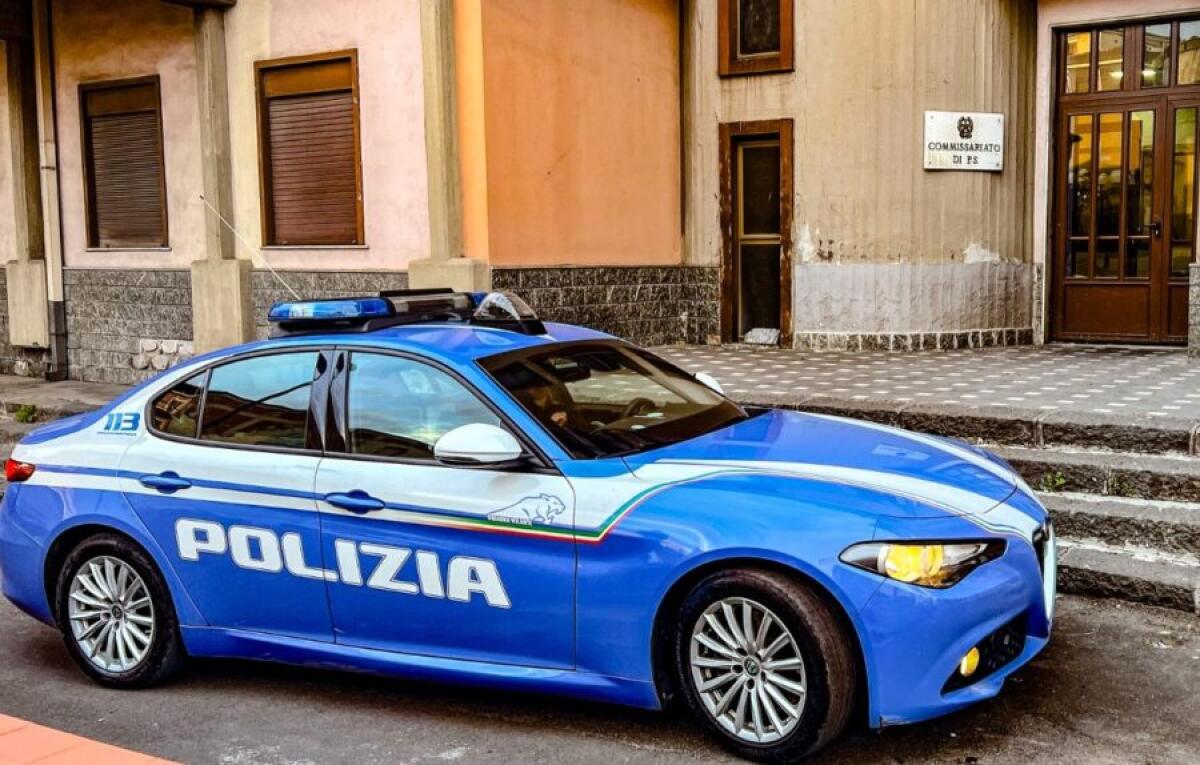 INSEGUE IL RIVALE, LO TAMPONA E LO PRENDE A CALCI: VIOLENTA AGGRESSIONE DAVANTI AL COMMISSARIATO DI ADRANO - 