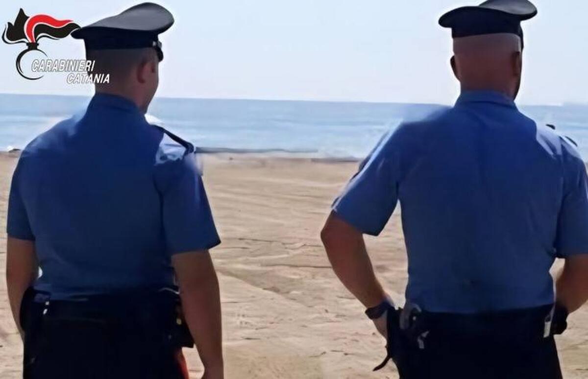 Carabinieri bloccano lavori in spiaggia a Marina di Cottone: mezzo irregolare, multa salata - 