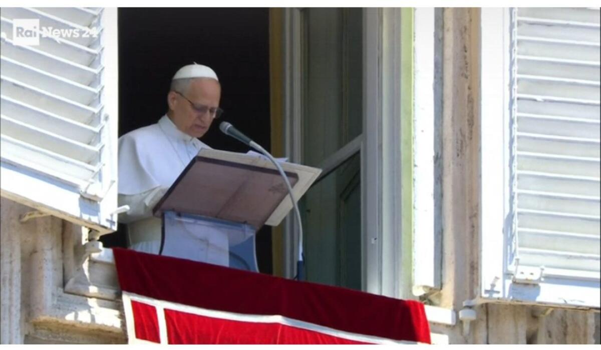 Papa Leone XIV saluta i fedeli di Paternò al termine del suo primo Regina Coeli - 