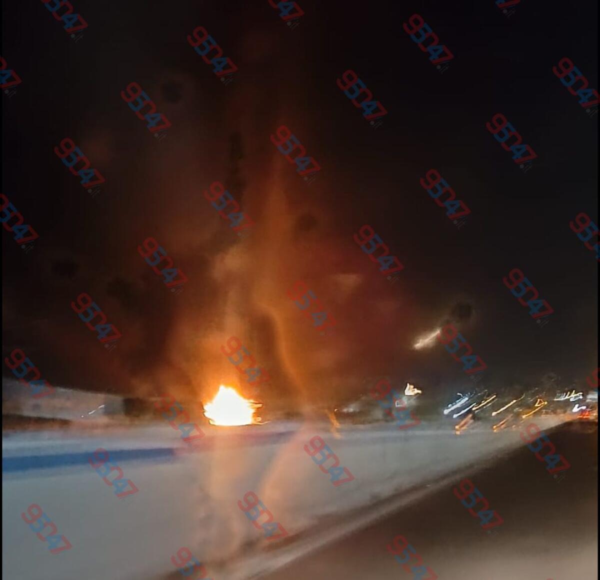 AUTO IN FIAMME NELLA NOTTE SULLA SS121: ATTIMI DI PAURA SULLA STRADA - 
