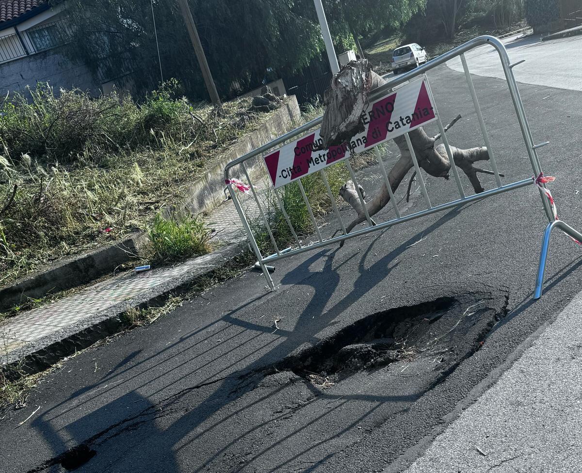PATERNÒ – VORAGINE IN VIA DELLE ROSE: SEGNALAZIONE DEI RESIDENTI, "COSÌ DA MESI, NESSUN INTERVENTO" - 