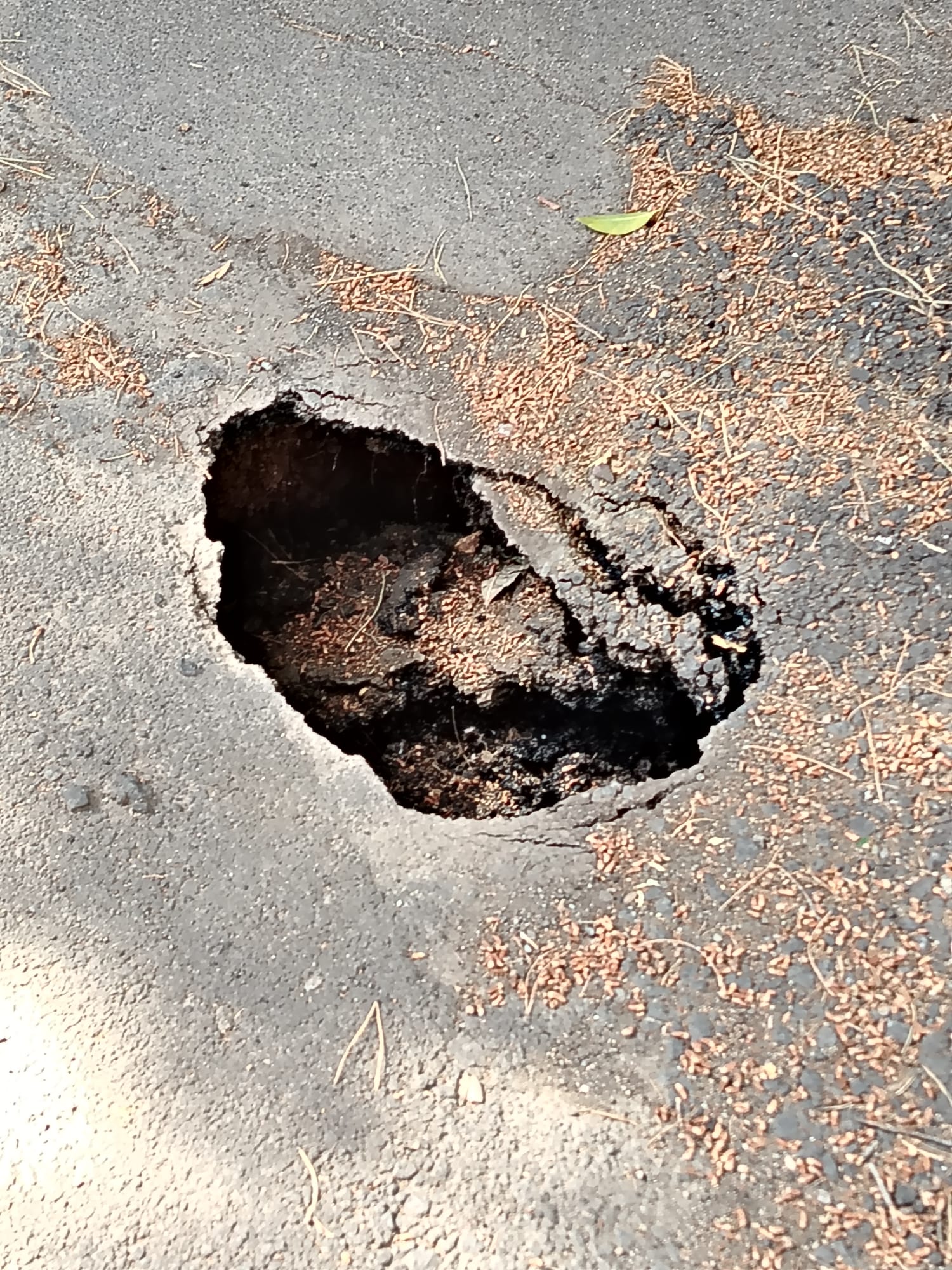 PATERNO’, VIALE KENNEDY UNA BUCA MOLTO PROFONDA: LA SEGNALAZIONE DEI CITTADINI