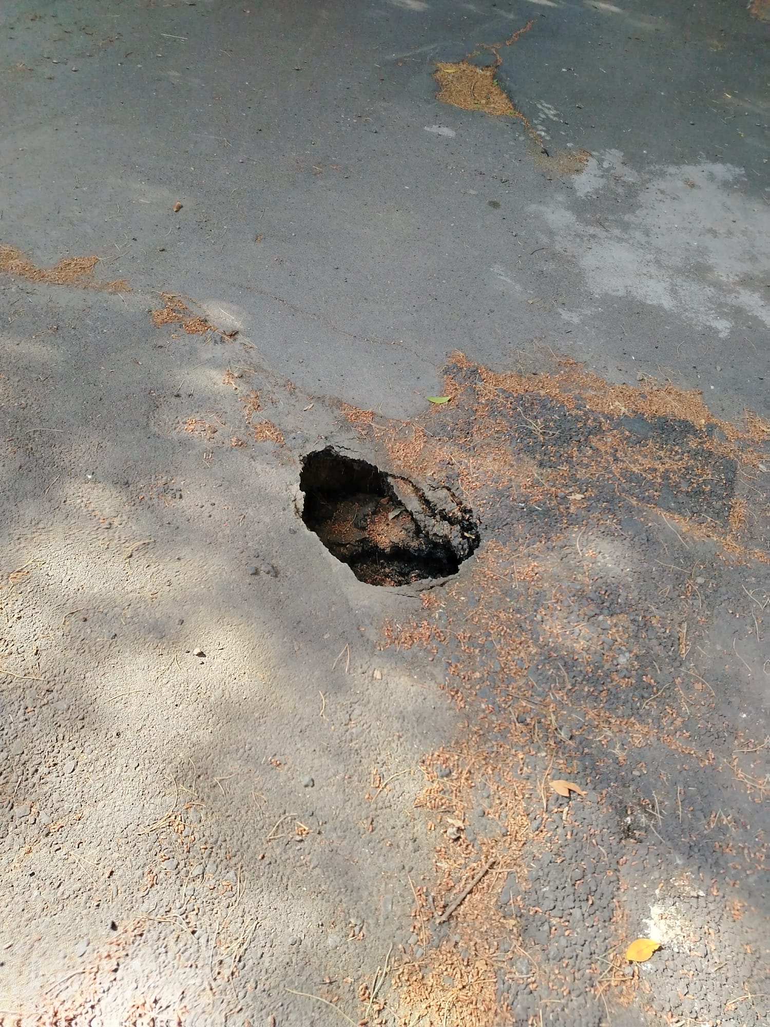 PATERNO’, VIALE KENNEDY UNA BUCA MOLTO PROFONDA: LA SEGNALAZIONE DEI CITTADINI