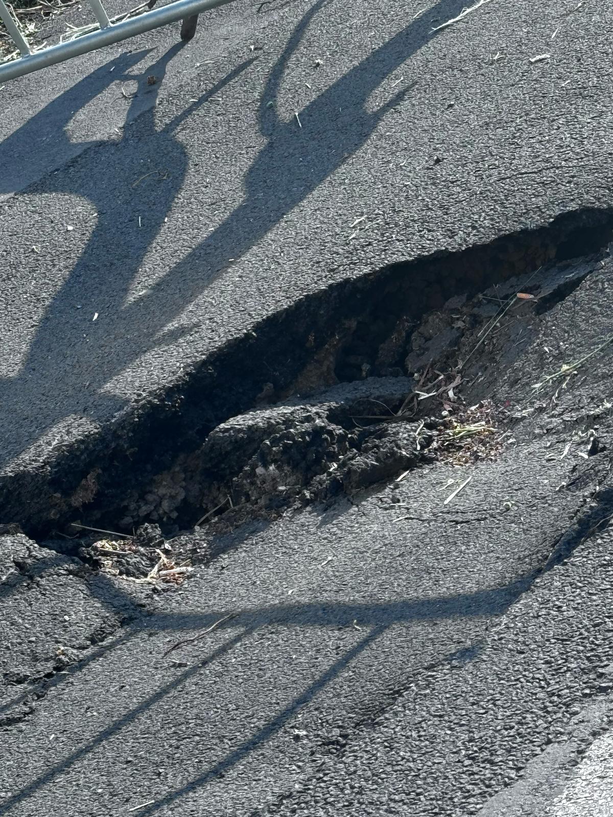 PATERNÒ – VORAGINE IN VIA DELLE ROSE: SEGNALAZIONE DEI RESIDENTI, "COSÌ DA MESI, NESSUN INTERVENTO"