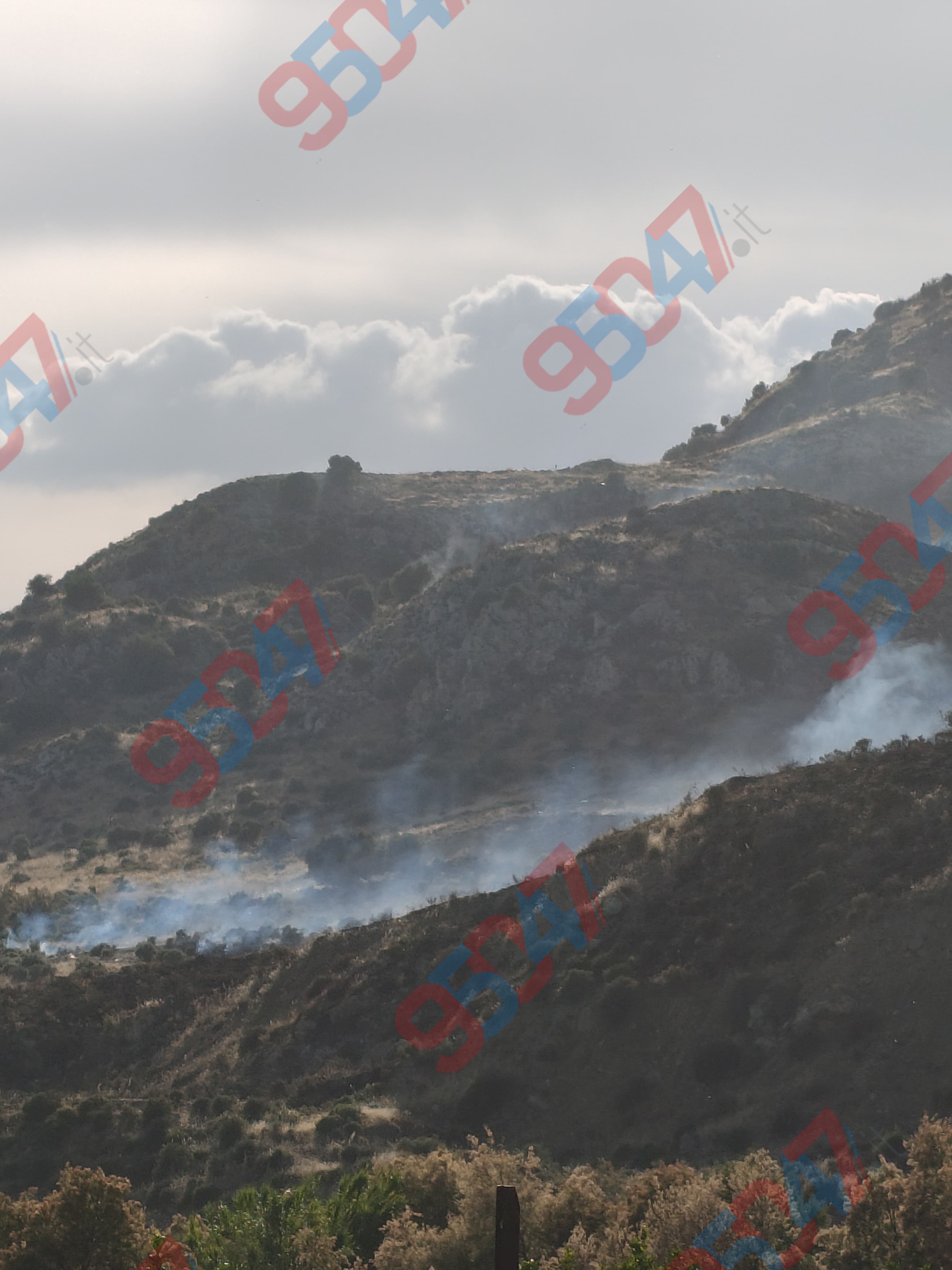 Incendio devastante a Pietralunga: in azione anche l’elicottero della Forestale per domare le fiamme