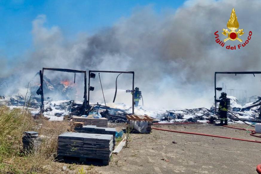 Incendio in zona Torero a Catania: coinvolti container e mezzi pesanti