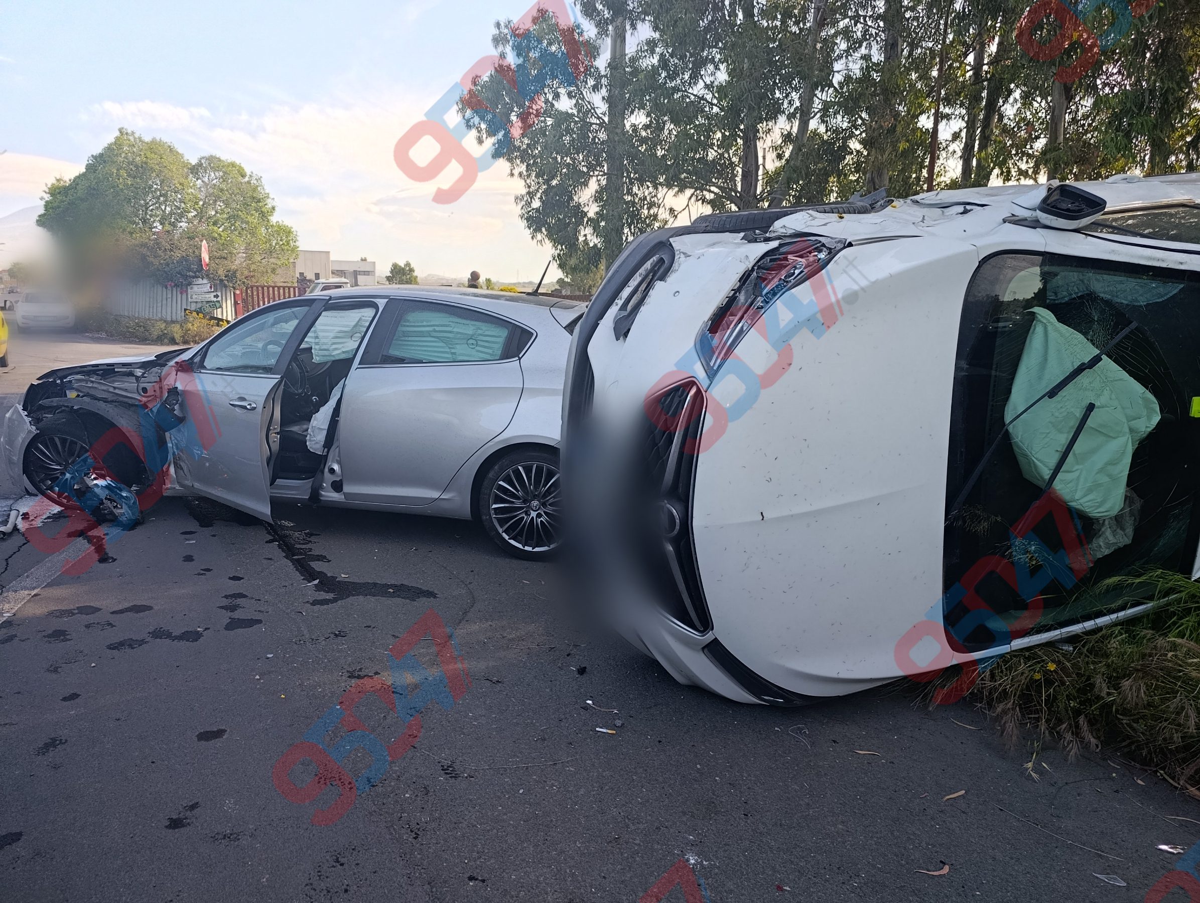 PIANO TAVOLA  VIOLENTO SCONTRO TRA DUE AUTO, UNA SI RIBALTA