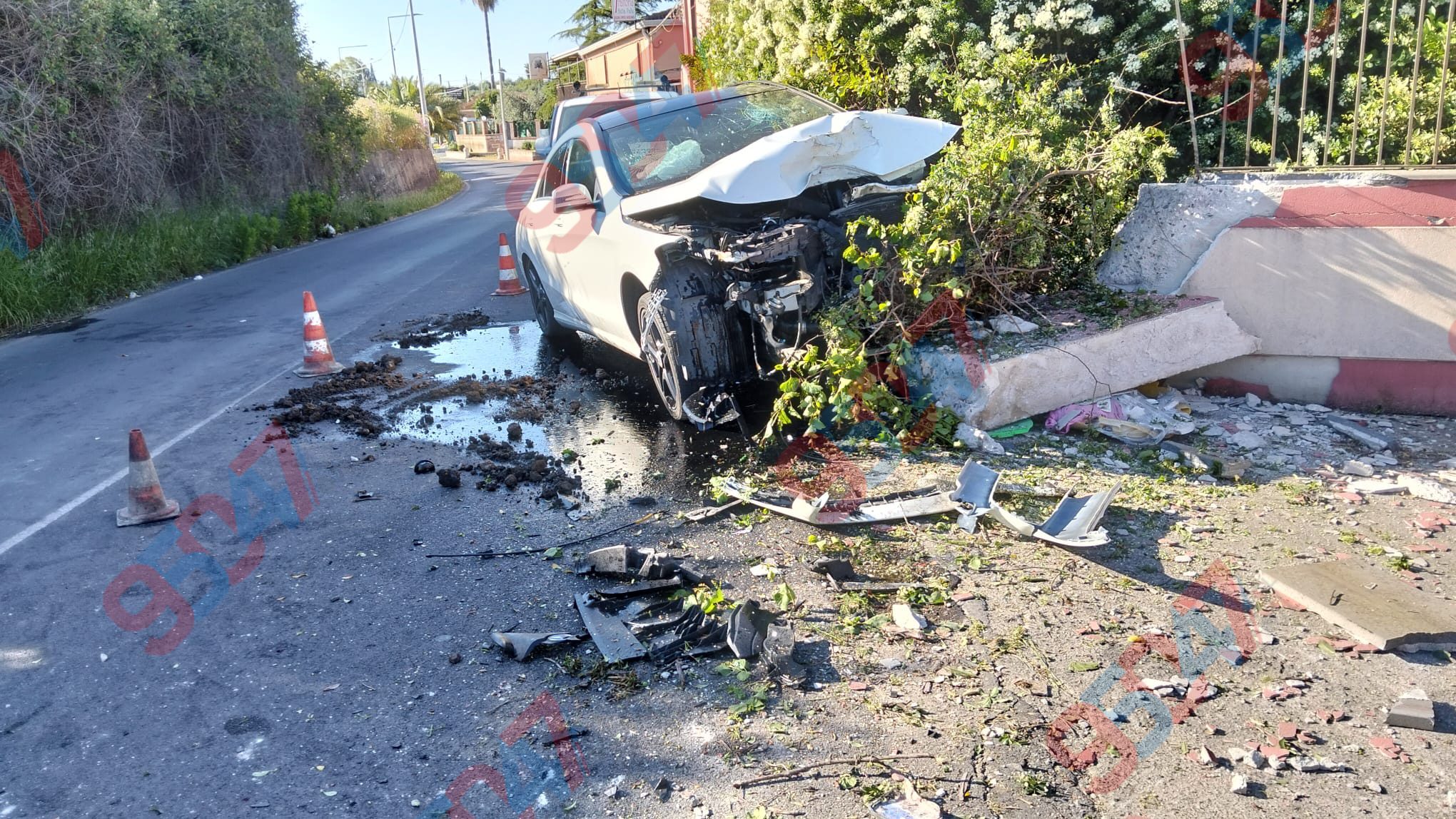 INCIDENTE A MOTTA SANT’ANASTASIA: MERCEDES CONTRO UN MURO, GRAVE UN GIOVANE DI 21 ANNI