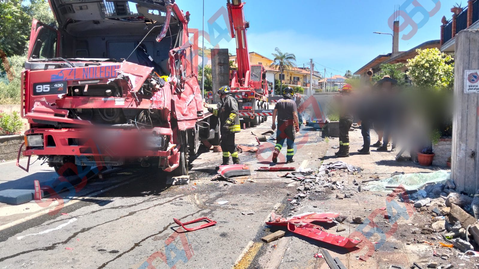 GRAVISSIMO INCIDENTE A BIANCAVILLA: MEZZO PESANTE SI RIBALTA E SFONDA UN MURO, AUTISTA IN GRAVI CONDIZIONI. ELISOCCORSO SUL POSTO