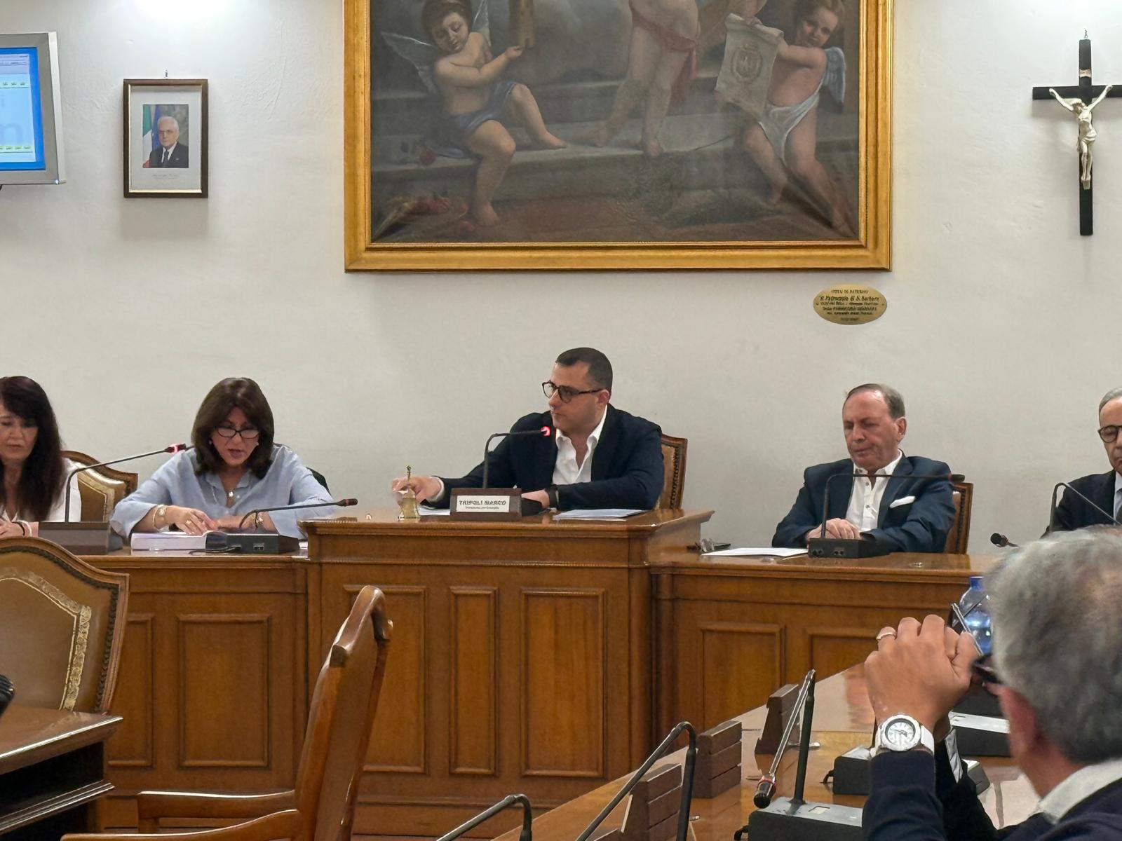 Paternò, consiglio comunale infuocato: tante promesse, poche soluzioni