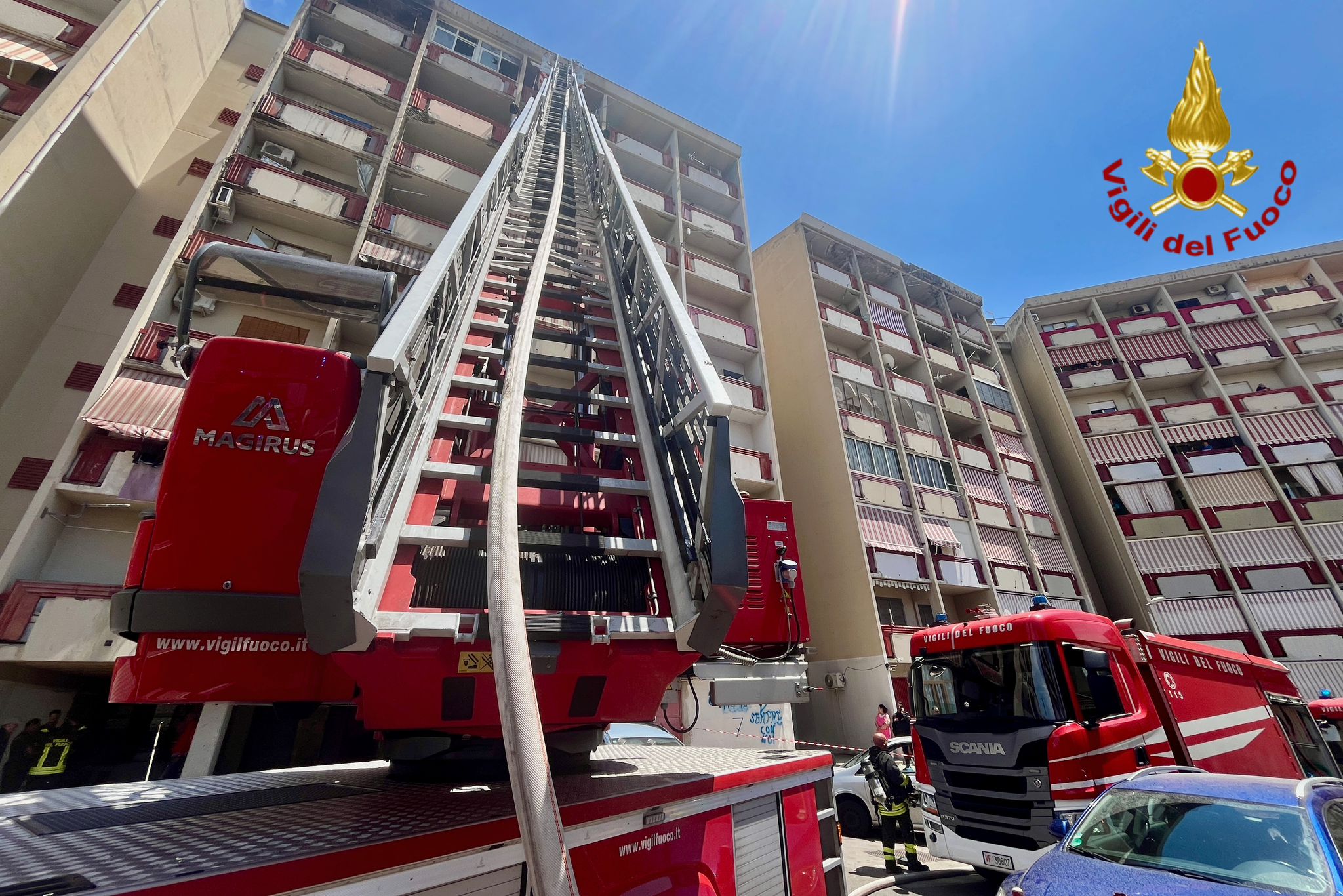 CATANIA, APPARTAMENTO IN FIAMME AL NONO PIANO A LIBRINO: SALVATI DONNA, BIMBO E DUE CANI