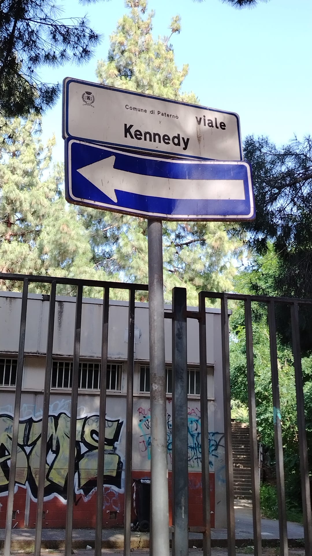 PATERNO’, VIALE KENNEDY UNA BUCA MOLTO PROFONDA: LA SEGNALAZIONE DEI CITTADINI