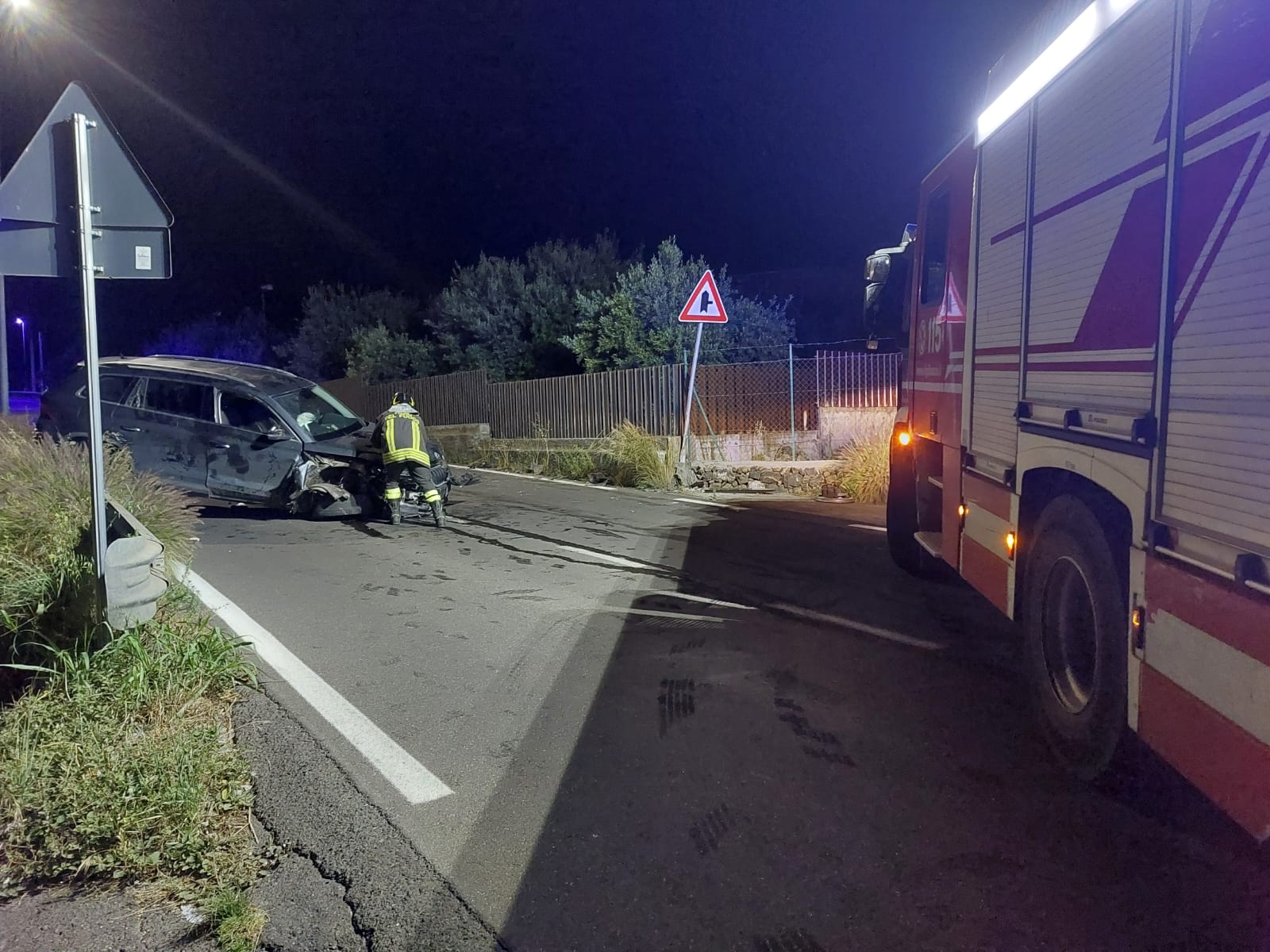 BELPASSO, TERRIBILE SCHIANTO NELLA NOTTE SULLA SP14: AUTO DISTRUTTA E CONDUCENTE FERITO