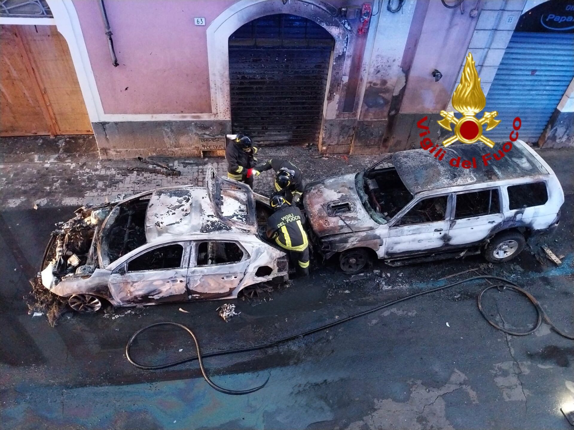 Notte di paura a Catania: due auto in fiamme in pieno centro, paura tra i residenti