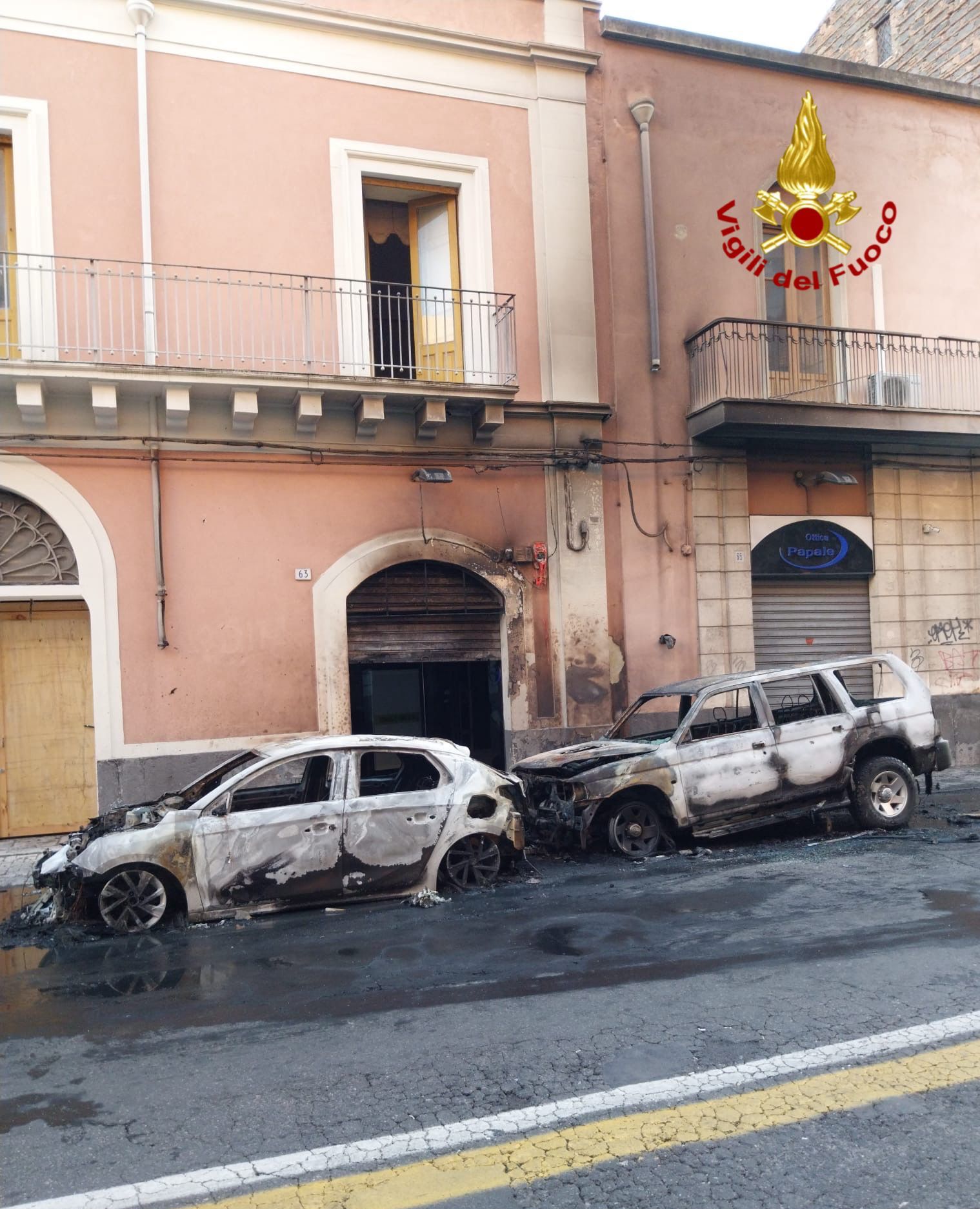 Notte di paura a Catania: due auto in fiamme in pieno centro, paura tra i residenti