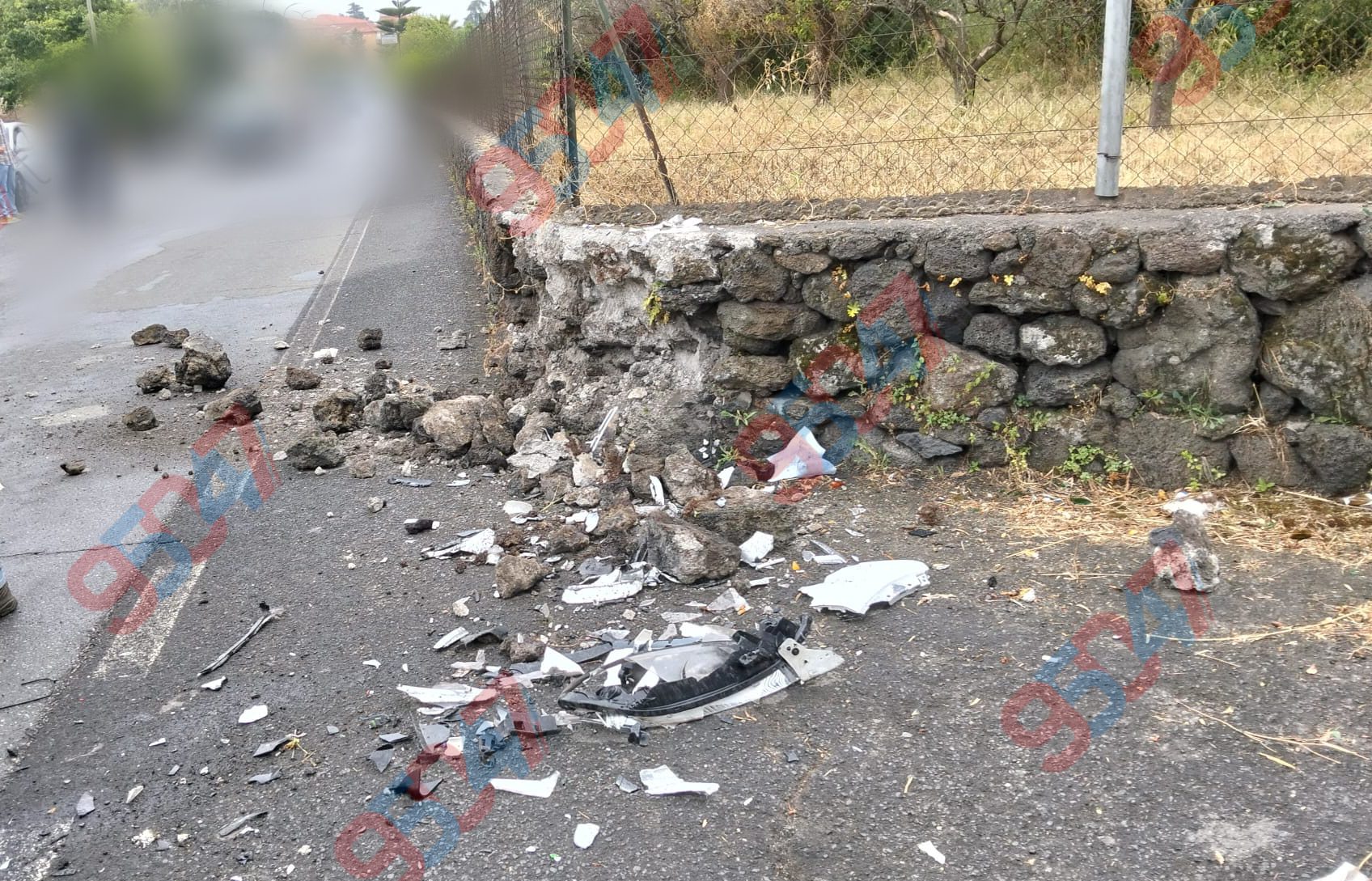 PAURA A TREMESTIERI ETNEO: AUTO FINISCE CONTRO UN MURO, FERITA LA CONDUCENTE