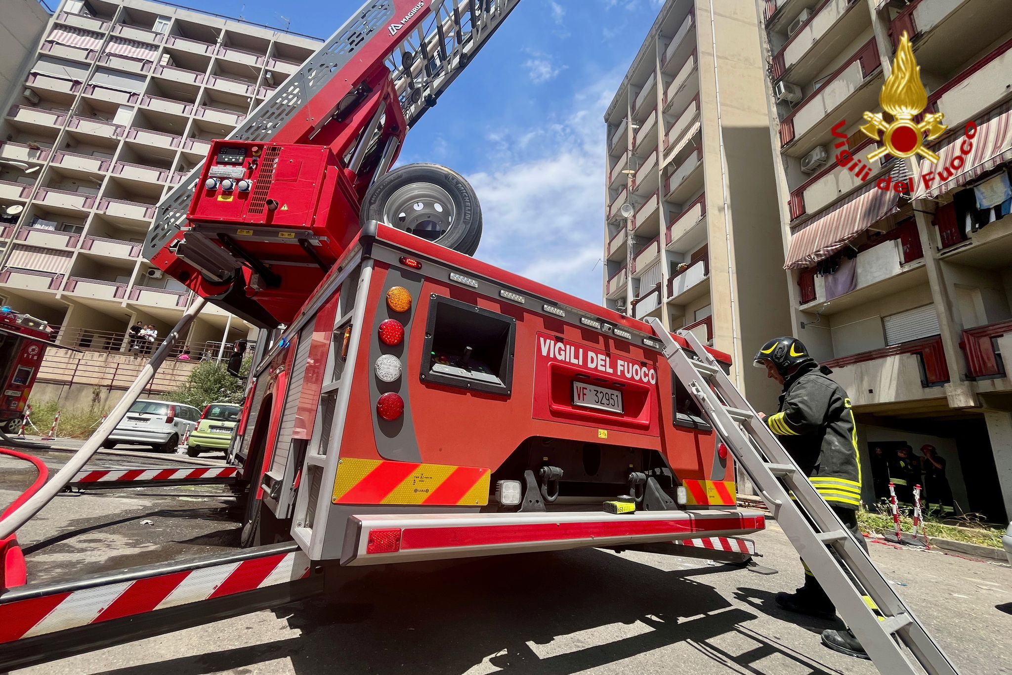 CATANIA, APPARTAMENTO IN FIAMME AL NONO PIANO A LIBRINO: SALVATI DONNA, BIMBO E DUE CANI