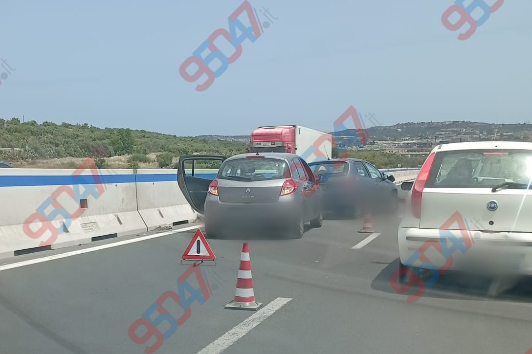 Tamponamento sulla SS121 a Palazzolo: feriti e lunghe code