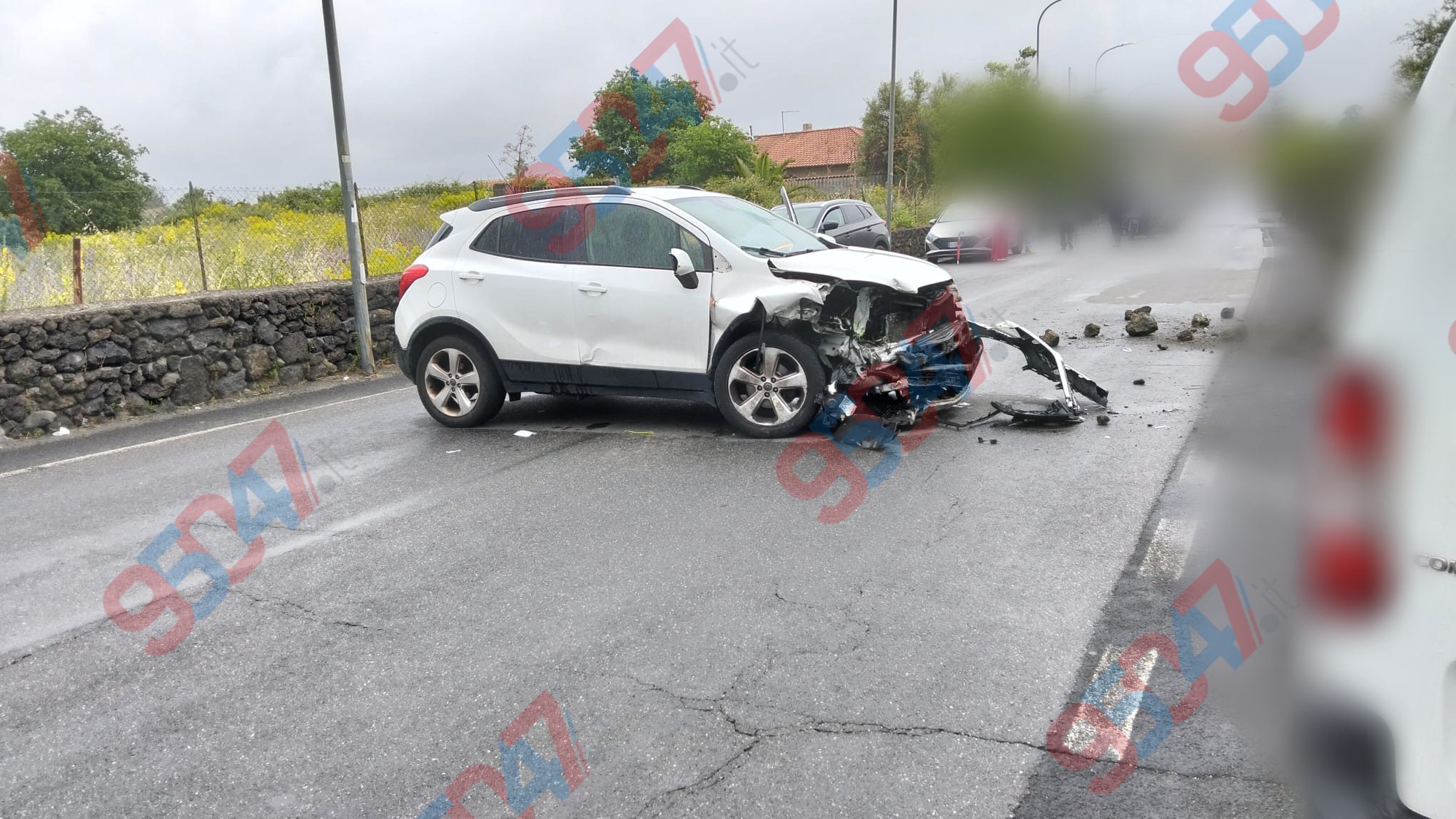 PAURA A TREMESTIERI ETNEO: AUTO FINISCE CONTRO UN MURO, FERITA LA CONDUCENTE