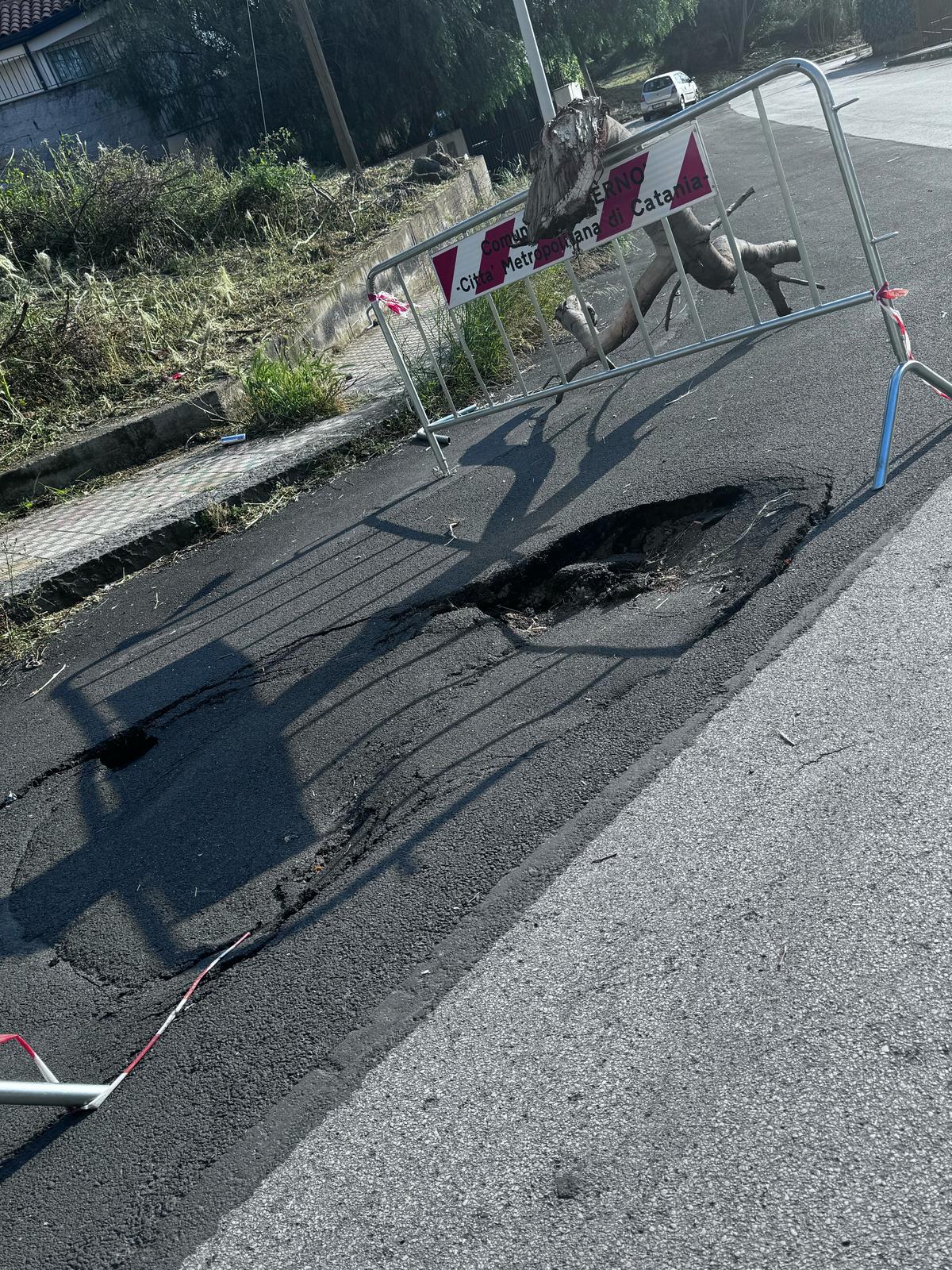 PATERNÒ – VORAGINE IN VIA DELLE ROSE: SEGNALAZIONE DEI RESIDENTI, "COSÌ DA MESI, NESSUN INTERVENTO"