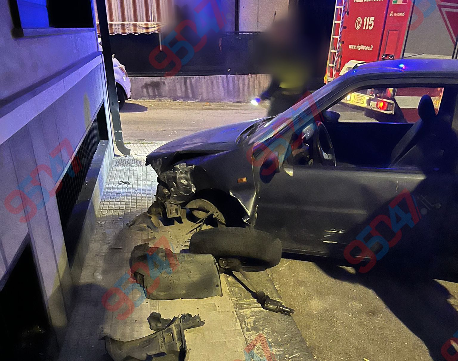 INCIDENTE MISTERIOSO A PATERNÒ: AUTO CONTRO IL MARCIAPIEDE, NESSUNA TRACCIA DEL CONDUCENTE