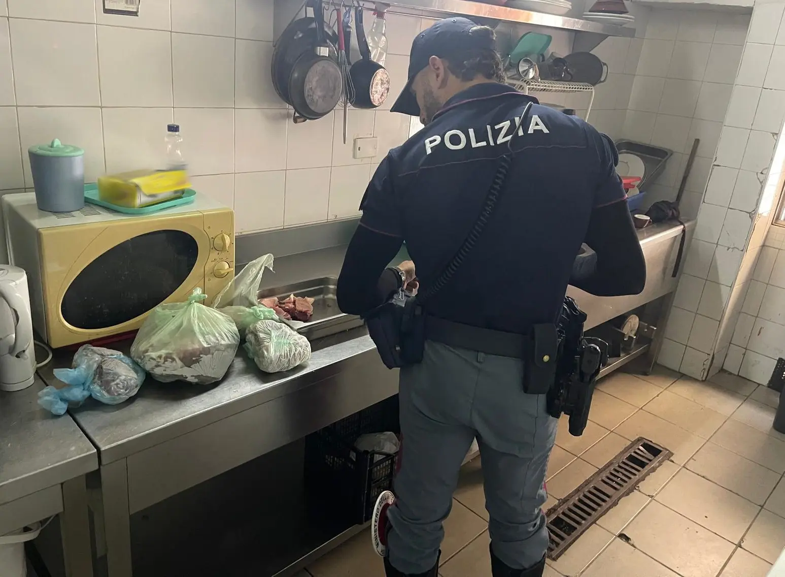 TRATTORIA DA INCUBO A CATANIA: SEQUESTRATI 100 KG DI CARNE NON IDONEA AL CONSUMO