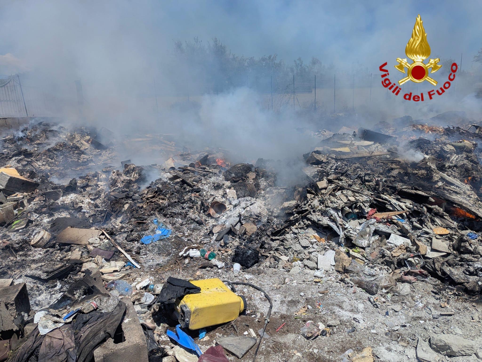 INCENDIO DI RIFIUTI A MISTERBIANCO, INTERVENGONO I VIGILI DEL FUOCO