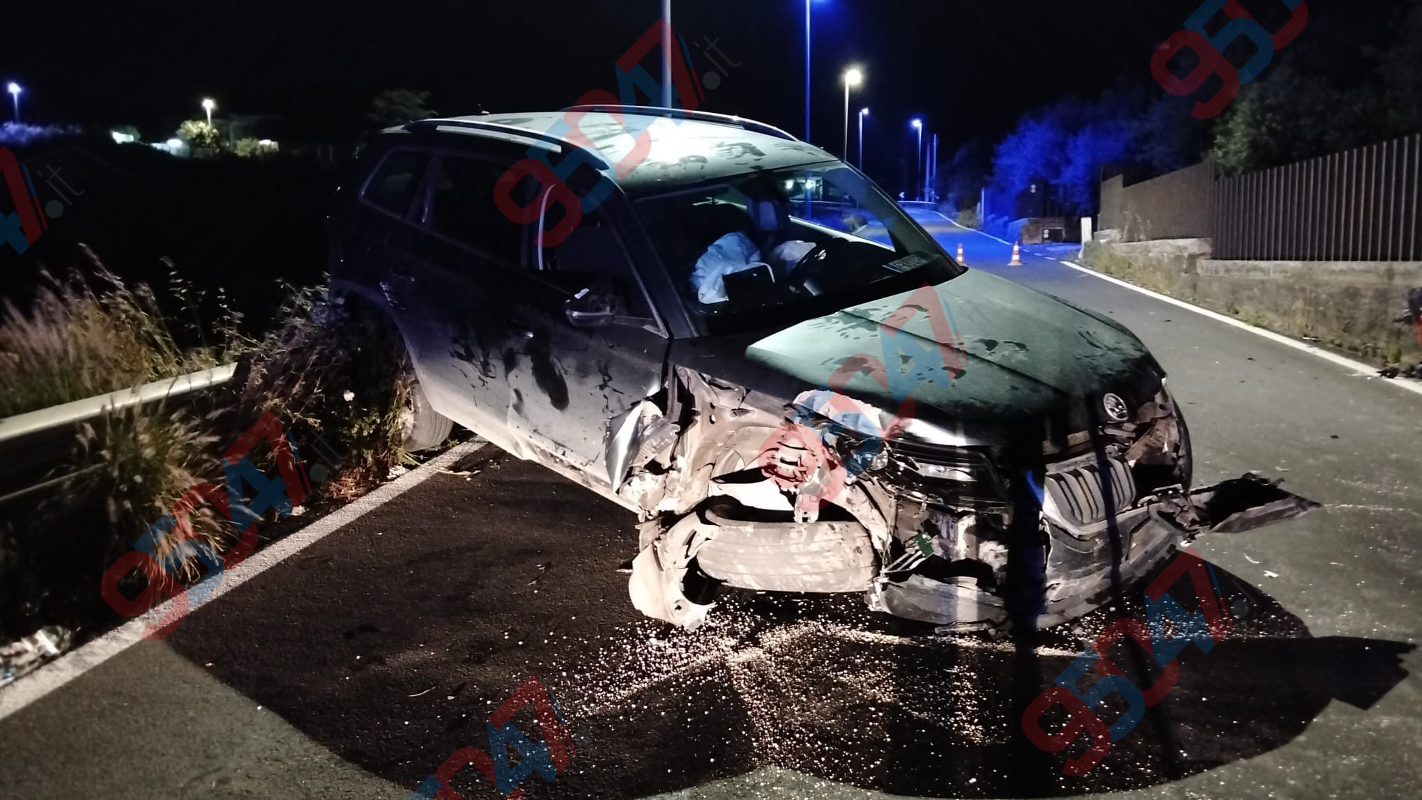 BELPASSO, TERRIBILE SCHIANTO NELLA NOTTE SULLA SP14: AUTO DISTRUTTA E CONDUCENTE FERITO