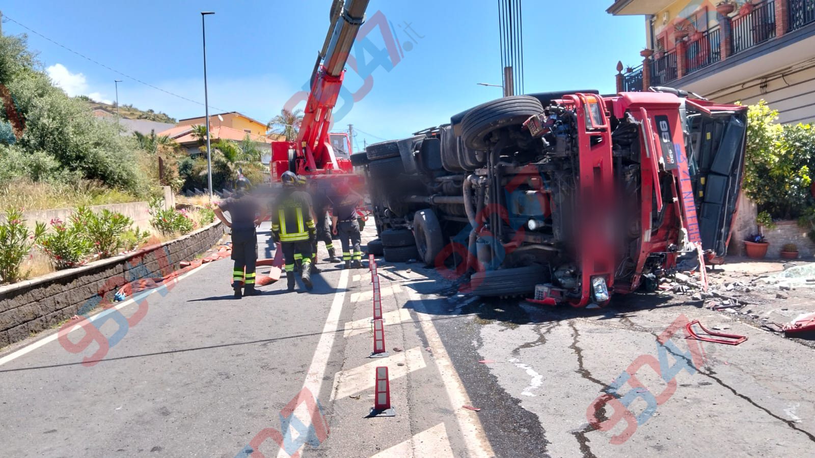GRAVISSIMO INCIDENTE A BIANCAVILLA: MEZZO PESANTE SI RIBALTA E SFONDA UN MURO, AUTISTA IN GRAVI CONDIZIONI. ELISOCCORSO SUL POSTO