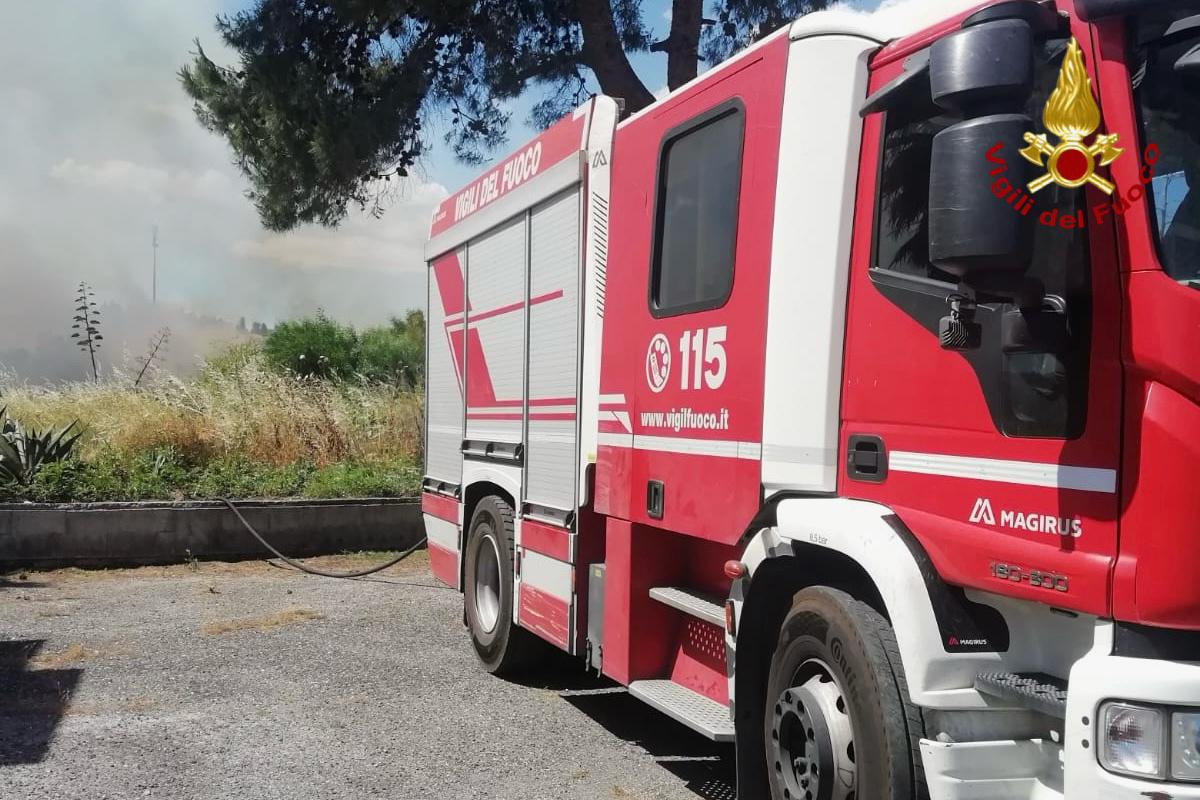 Incendio in zona Torero a Catania: coinvolti container e mezzi pesanti