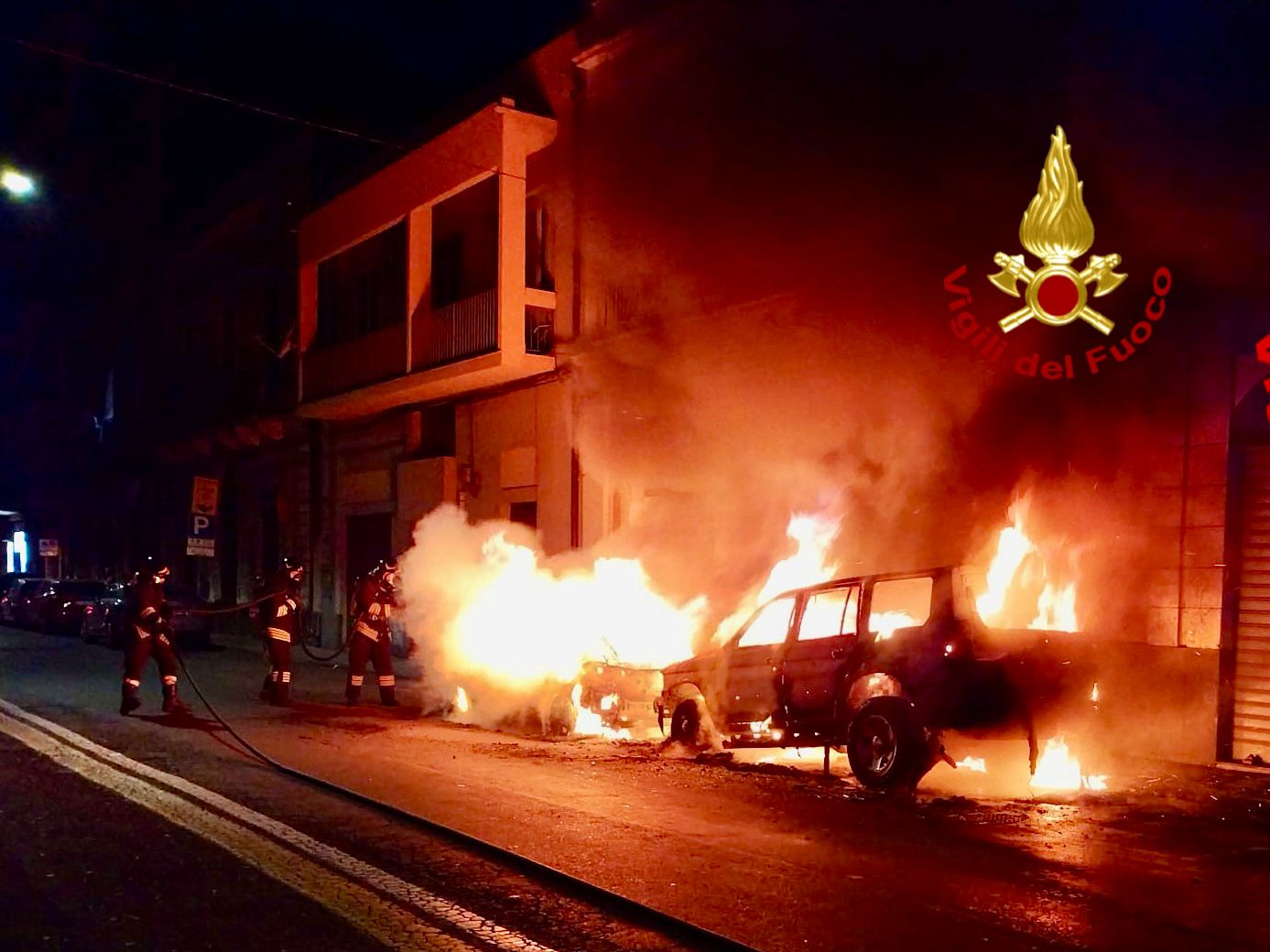 Notte di paura a Catania: due auto in fiamme in pieno centro, paura tra i residenti