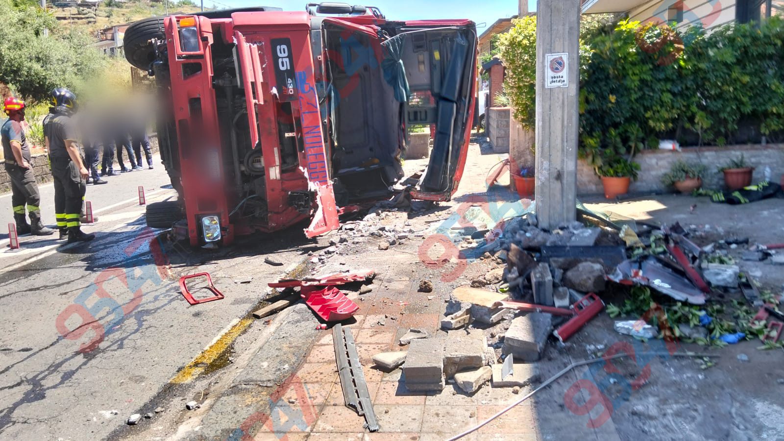 GRAVISSIMO INCIDENTE A BIANCAVILLA: MEZZO PESANTE SI RIBALTA E SFONDA UN MURO, AUTISTA IN GRAVI CONDIZIONI. ELISOCCORSO SUL POSTO