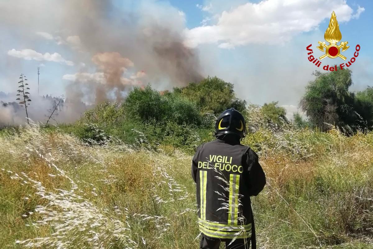 Incendio in zona Torero a Catania: coinvolti container e mezzi pesanti