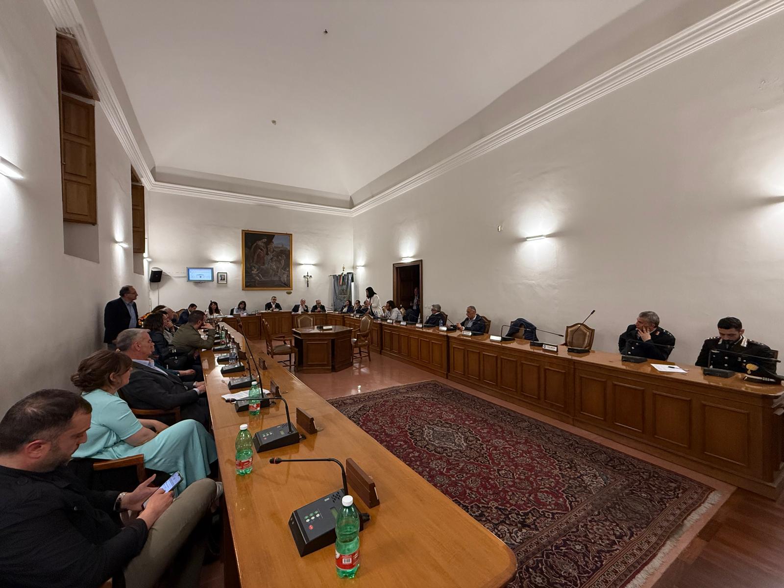 Paternò, consiglio comunale infuocato: tante promesse, poche soluzioni