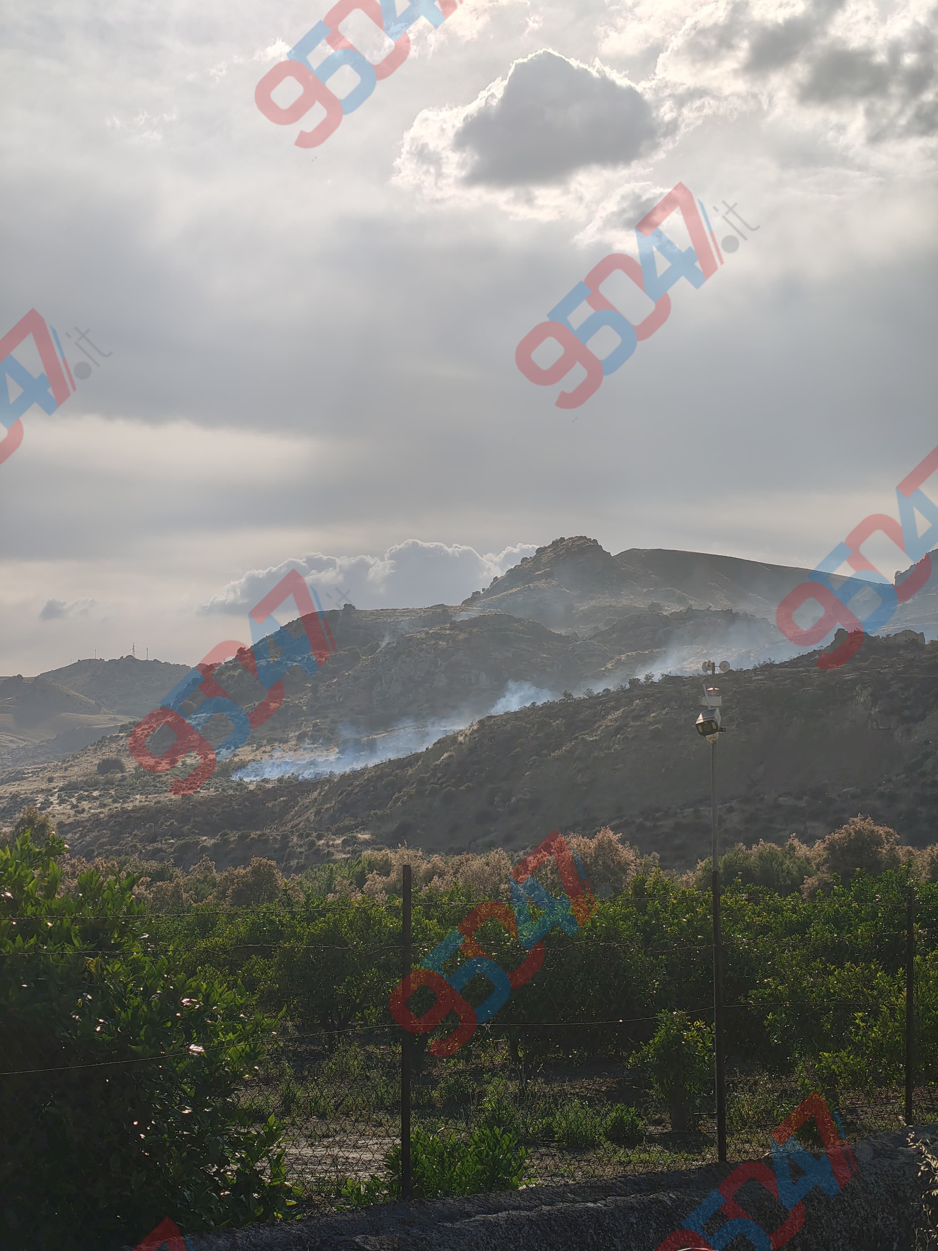 Incendio devastante a Pietralunga: in azione anche l’elicottero della Forestale per domare le fiamme