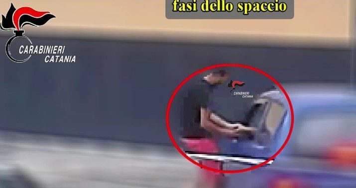 BLITZ ANTIMAFIA A CATANIA: ARRESTATI 14 MEMBRI DEL CLAN SANTAPAOLA PER DROGA, ARMI E METODO MAFIOSO