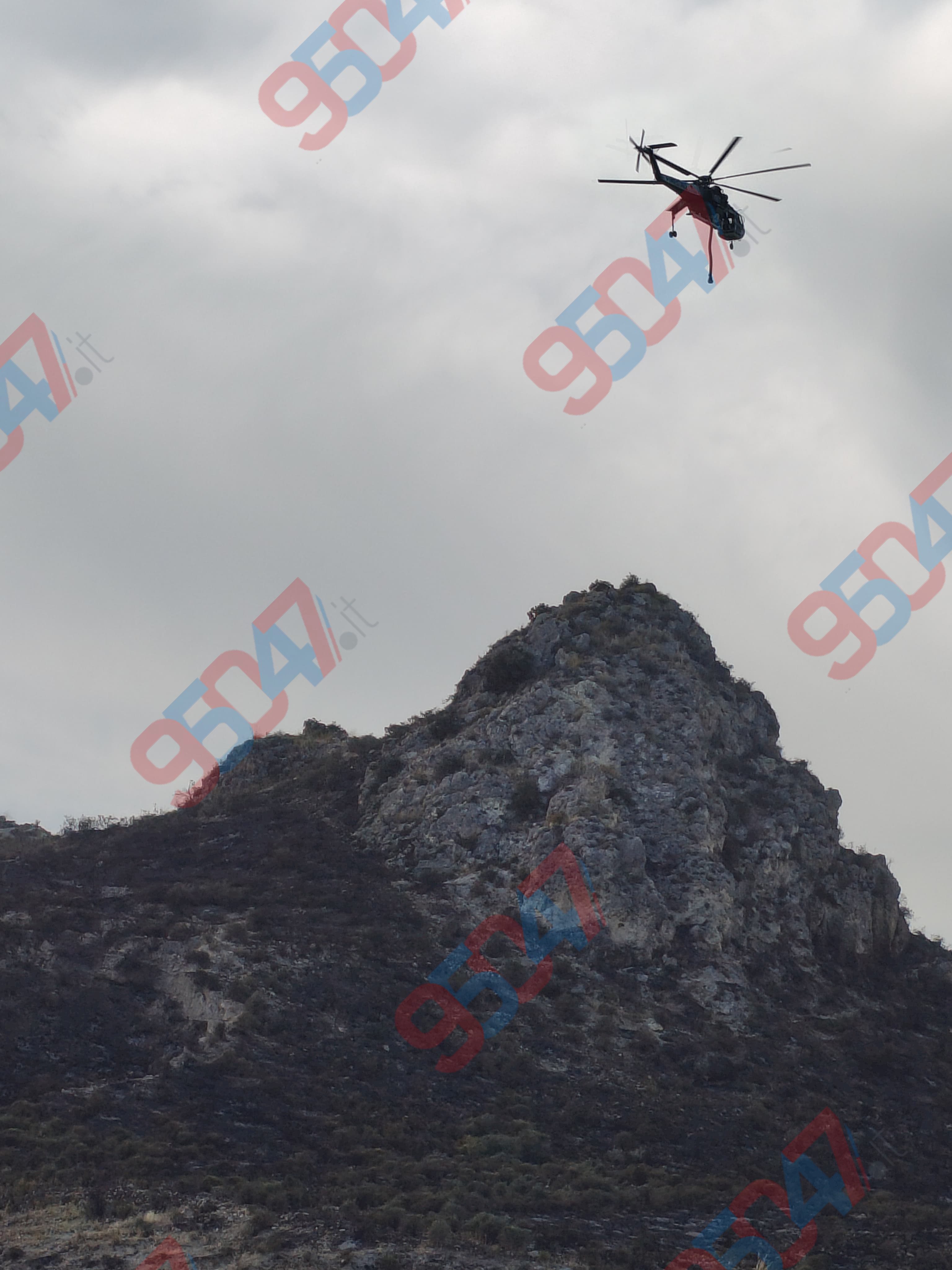 Incendio devastante a Pietralunga: in azione anche l’elicottero della Forestale per domare le fiamme