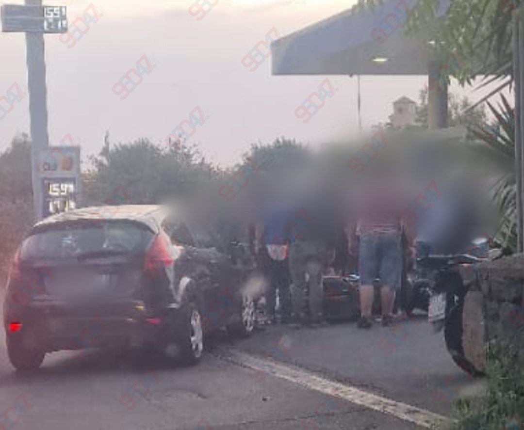 Incidente a Paternò, scontro tra scooter e auto su Corso Italia: ferito un giovane