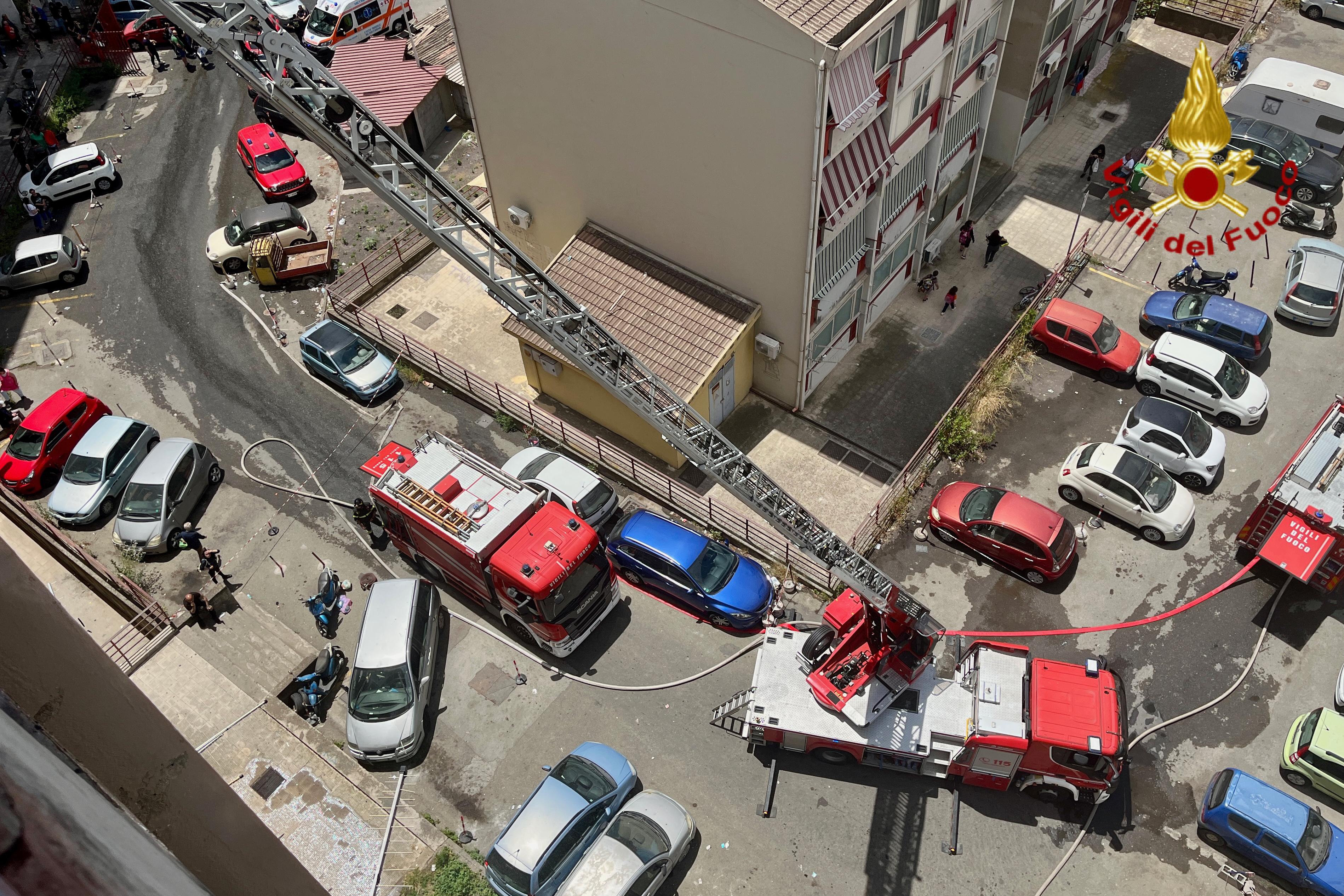 CATANIA, APPARTAMENTO IN FIAMME AL NONO PIANO A LIBRINO: SALVATI DONNA, BIMBO E DUE CANI