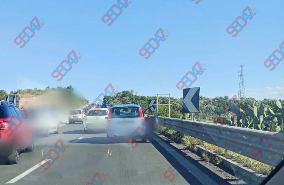 SCONTRO SULLA SS121 VICINO ALLO SVINCOLO PATERNÒ: CODE