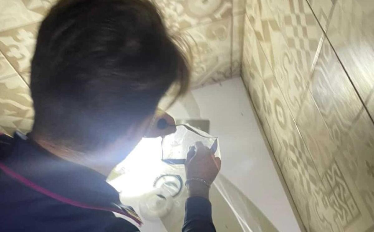 CATANIA. POLIZIA DI STATO BLOCCA DUE GIOVANI MENTRE TENTANO DI DISFARSI DELLA DROGA - 