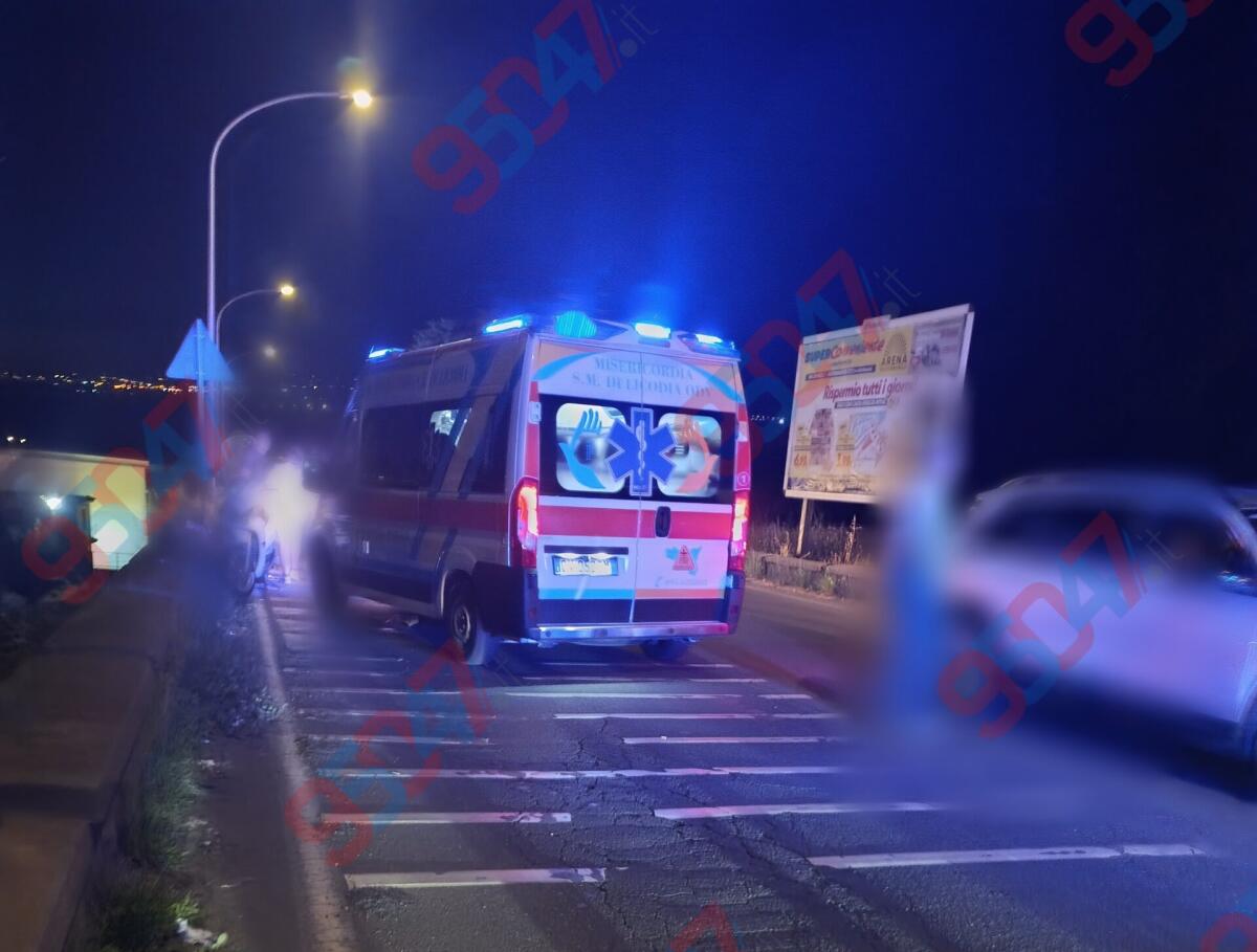 INCIDENTE A PATERNÒ: SCONTRO TRA SCOOTER E DUE AUTO SUL CORSO ITALIA, FERITO UN GIOVANE - 