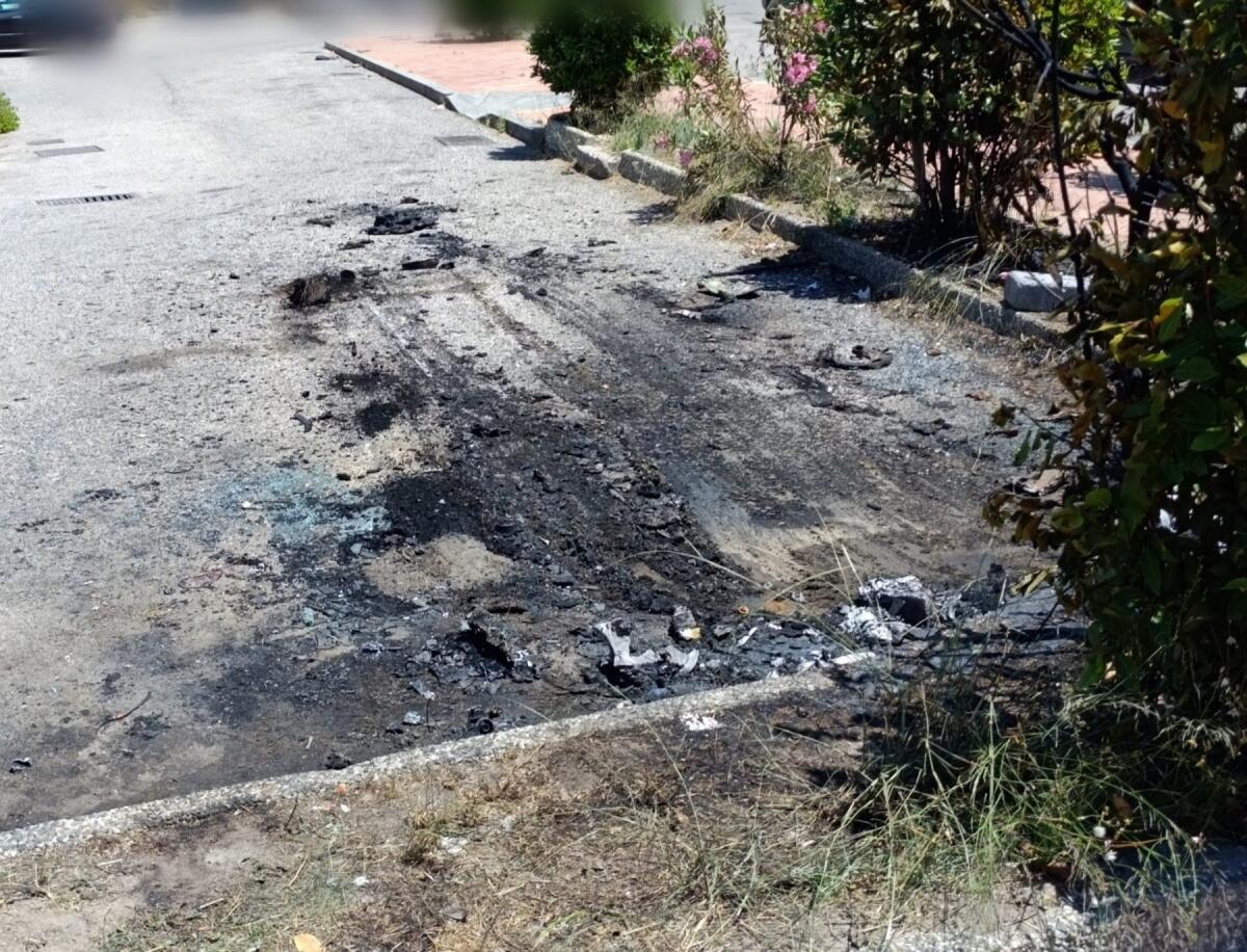 FURGONE IN FIAMME NELLA NOTTE A PATERNÒ: DANNEGGIATO MEZZO UTILIZZATO PER IL TRASPORTO DI BRACCIANTI AGRICOLI - 