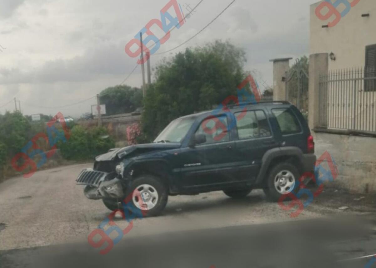 INCIDENTE A PATERNÒ: AUTO FINISCE DI TRAVERSO, VEICOLO DANNEGGIATO MA CONDUCENTE ILLESO - 