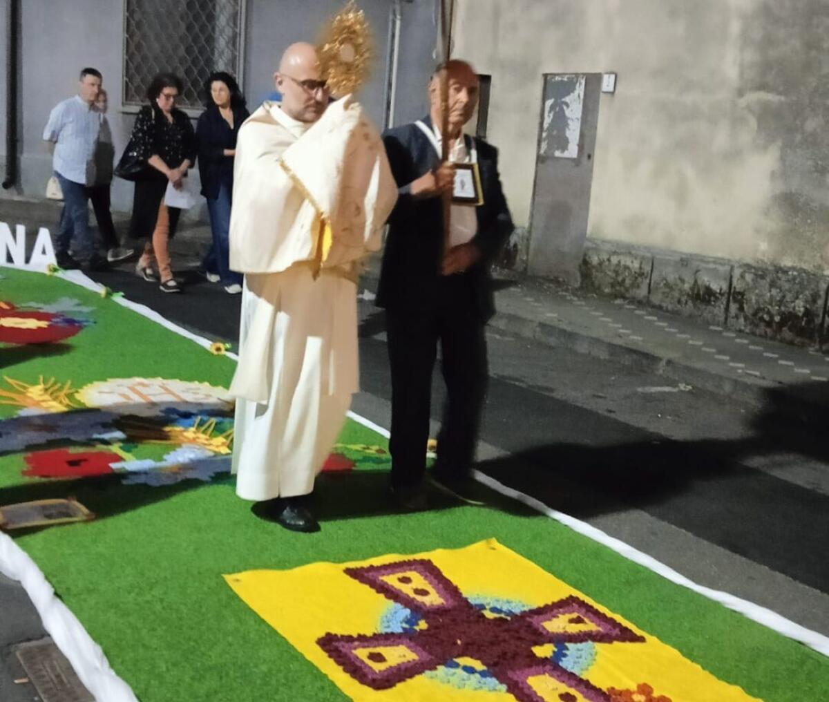 Un trionfo di colori e devozione: successo per la manifestazione del Corpus Domini a Ragalna - 