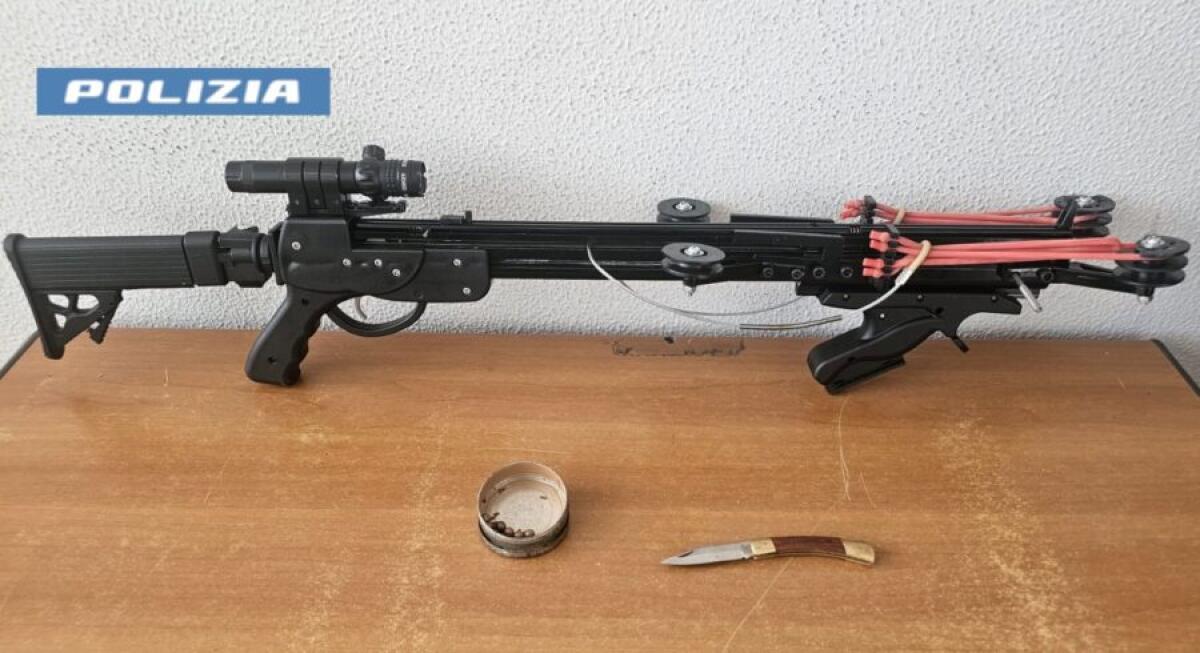 CATANIA. PASSEGGIA PER STRADA CON UNA BALESTRA SOTTO UNA COPERTA: INTERVIENE LA POLIZIA - 