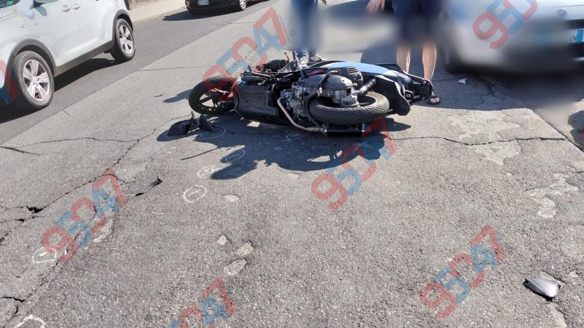 Incidente stradale ad Acireale: giovane ferito nello scontro tra scooter e auto - 