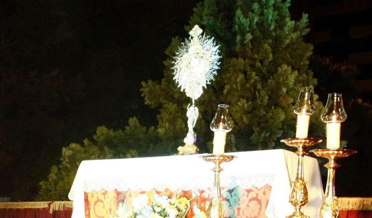 TRAGEDIA SFIORATA IERI A PEDARA: AUTO CONTROMANO SULLA PROCESSIONE, PANICO TRA I FEDELI MA NESSUN FERITO - 