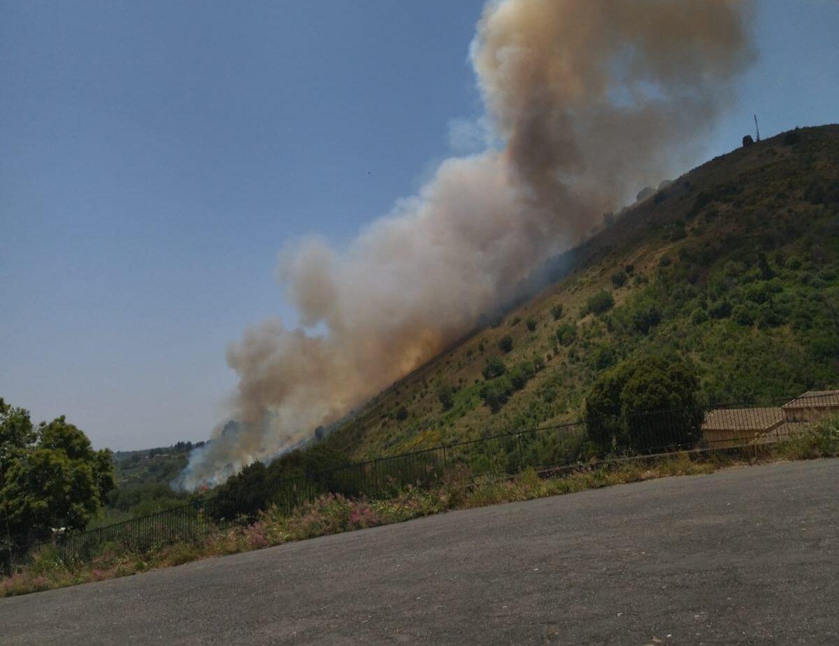 Trecastagni, vasto incendio sui Monti Gorna: in azione Canadair e due elicotteri - 